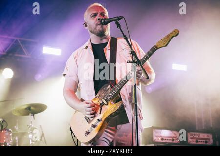 Beal, Großbritannien. August 2024. Everything Everything Everything steht im Mittelpunkt der Eröffnungsnacht des Lindisfarne Festivals, das jährlich auf der Beal Farm an der Northumberland Coast stattfindet. Foto: Thomas Jackson/Alamy Live News Stockfoto