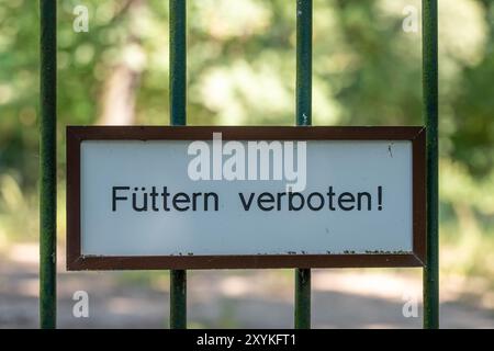 Ein Schild auf Deutsch, auf dem Futtern verboten steht! Ist auf dem Zaun, was bedeutet, dass Fütterung verboten ist. Stockfoto