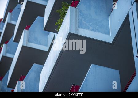 Balkone auf einem Wohnblock, auch Plattenbau genannt, im ehemaligen Ostteil Berlins Stockfoto