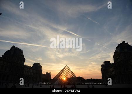Paris, Frankreich. August 2024. Sonnenuntergang über der Louvre-Pyramide in Paris, Frankreich am 28. August 2024. Foto: Karim Ait Adjedjou/ABACAPRESS. COM Credit: Abaca Press/Alamy Live News Stockfoto