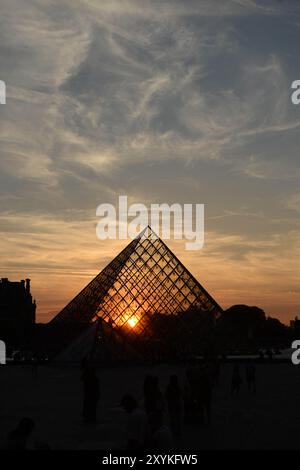 Paris, Frankreich. August 2024. Sonnenuntergang über der Louvre-Pyramide in Paris, Frankreich am 28. August 2024. Foto: Karim Ait Adjedjou/ABACAPRESS. COM Credit: Abaca Press/Alamy Live News Stockfoto