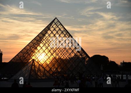 Paris, Frankreich. August 2024. Sonnenuntergang über der Louvre-Pyramide in Paris, Frankreich am 28. August 2024. Foto: Karim Ait Adjedjou/ABACAPRESS. COM Credit: Abaca Press/Alamy Live News Stockfoto