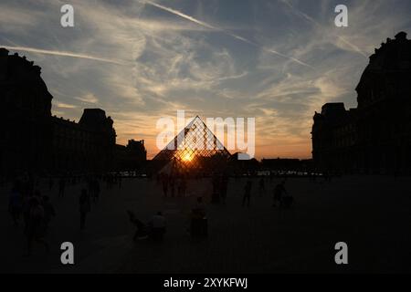 Paris, Frankreich. August 2024. Sonnenuntergang über der Louvre-Pyramide in Paris, Frankreich am 28. August 2024. Foto: Karim Ait Adjedjou/ABACAPRESS. COM Credit: Abaca Press/Alamy Live News Stockfoto