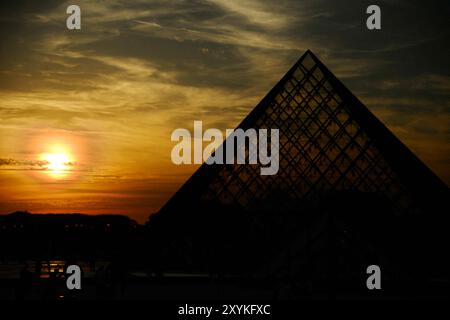 Paris, Frankreich. August 2024. Sonnenuntergang über der Louvre-Pyramide in Paris, Frankreich am 28. August 2024. Foto: Karim Ait Adjedjou/ABACAPRESS. COM Credit: Abaca Press/Alamy Live News Stockfoto