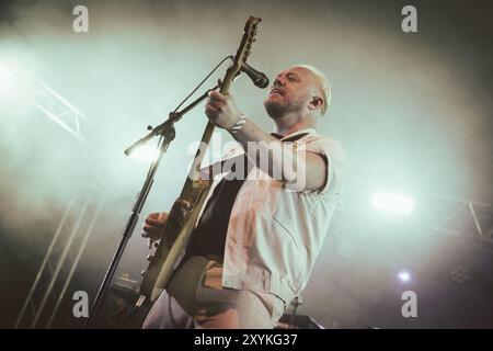 Beal, Großbritannien. August 2024. Everything Everything Everything steht im Mittelpunkt der Eröffnungsnacht des Lindisfarne Festivals, das jährlich auf der Beal Farm an der Northumberland Coast stattfindet. Foto: Thomas Jackson/Alamy Live News Stockfoto