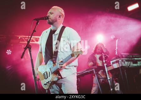 Beal, Großbritannien. August 2024. Everything Everything Everything steht im Mittelpunkt der Eröffnungsnacht des Lindisfarne Festivals, das jährlich auf der Beal Farm an der Northumberland Coast stattfindet. Foto: Thomas Jackson/Alamy Live News Stockfoto