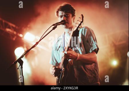 Beal, Großbritannien. August 2024. Everything Everything Everything steht im Mittelpunkt der Eröffnungsnacht des Lindisfarne Festivals, das jährlich auf der Beal Farm an der Northumberland Coast stattfindet. Foto: Thomas Jackson/Alamy Live News Stockfoto