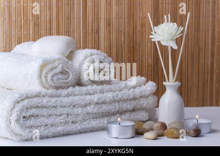 Spa und Wellness-Einstellung, Kerzen, klebt Aroma, Seife und Handtücher Stockfoto