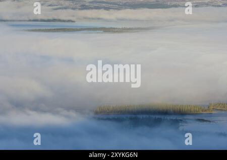 Morgennebel am See Galtsjoen, Engerdalsfjellet, Hedmark Fylke, Norwegen, Oktober 2011, Europa Stockfoto