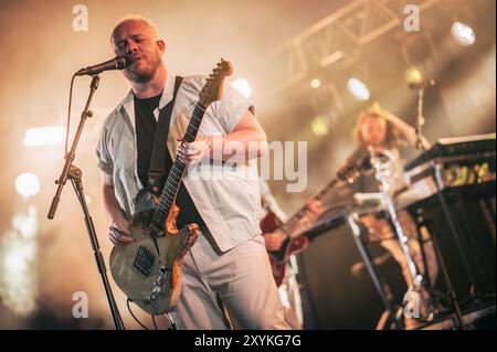 Beal, Großbritannien. August 2024. Everything Everything Everything steht im Mittelpunkt der Eröffnungsnacht des Lindisfarne Festivals, das jährlich auf der Beal Farm an der Northumberland Coast stattfindet. Foto: Thomas Jackson/Alamy Live News Stockfoto