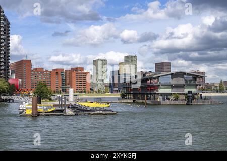 Das Floating Office Rotterdam gilt als das größte schwimmende Bürogebäude der Welt, Anleger für Wassertaxis, im 28 ha großen Hafenbecken von Rijnhaven Stockfoto