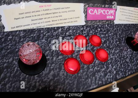 Leeds England: 2. Juni 2024: Das klassische Arcade-Setup von Capcom USA zeigt einen Joystick und sechs leuchtend rote Tasten, die die Spieler einladen, sich an klassischen Fächern zu beteiligen Stockfoto