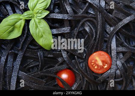 Schwarze Nudeln, gefärbt mit Tintenfisch, Taglioni al Nero di Seppia, Italien, Europa Stockfoto