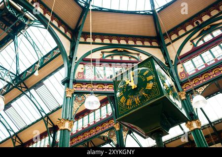 Leeds England: 3. Juni 2024: Leeds Kirkgate Market Famous Marks and Spencer Store Famous Clock Stockfoto