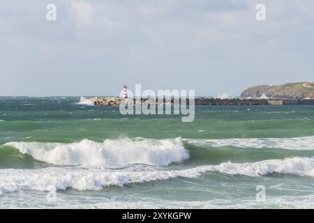 Supertubos Beach Surfing Paradies in Peniche mit Leuchtturm, in Portugal Stockfoto