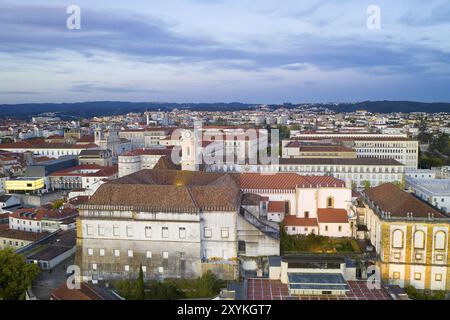 Coimbra Drohne Antenne von schönen Gebäuden Universität bei Sonnenuntergang, in Portugal Stockfoto