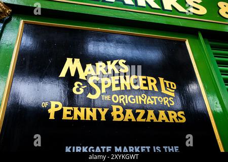 Leeds England: 3. Juni 2024: Leeds Kirkgate Market Famous Marks and Spencer Store Signage für Penny Basars Stockfoto