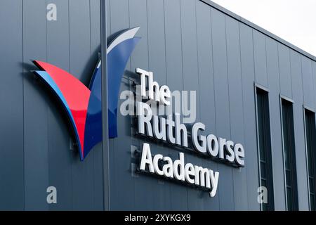 Leeds England: 3. Juni 2024 Außenbeschilderung der Leeds Ruth Gorse Academy Stockfoto