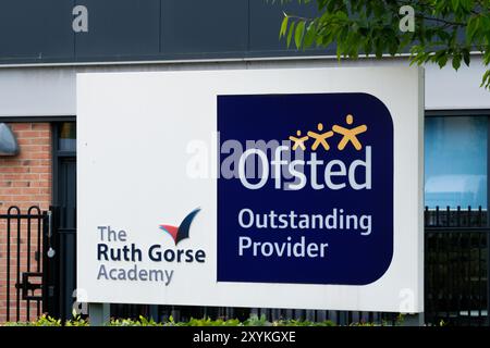 Leeds England: 3. Juni 2024 Außenbeschilderung der Leeds Ruth Gorse Academy Stockfoto