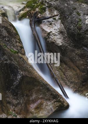 Ein Wasserfall des Almbach in der Almbachklamm Stockfoto