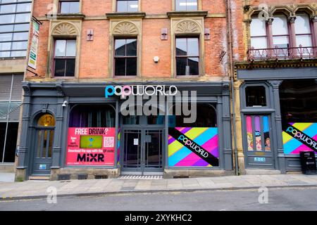 Leeds England: 4. Juni 2024: Popworld-Bar im Außenpub von leeds mit farbenfroher Dekoration Stockfoto