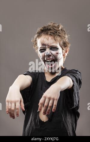 Halloween oder Horror-Konzept, schreiender, toter Zombie-Junge, der die Hand reicht Stockfoto