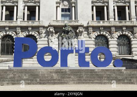 Sehenswürdigkeiten Letras do Porto, blaue Schrift mit den Buchstaben Porto und Statue Almeida Garrett Denkmal vor der Gabinete do Municipe in Stockfoto