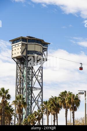 Seilbahn mit Gondel über den alten Hafen in Barcelona, Spanien, Europa Stockfoto