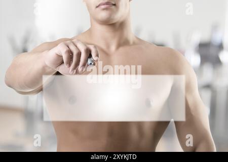Fit Mann zu etwas auf einer leeren Karte schreiben Stockfoto