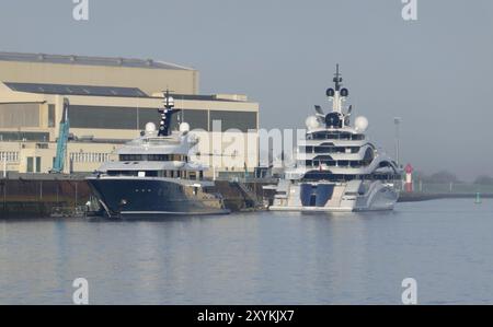 Megayachten Al Lusail und Phoenix2 von Luerssen in Lenwerder bei Bremen Stockfoto