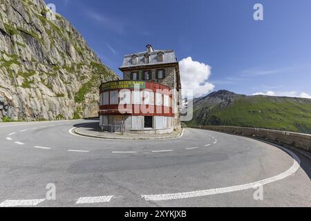 Hotel Belvedere an der Furka, das berühmteste Passhotel der Welt. Das Gebäude ist geschlossen und verfällt. Ein verlorener Ort. Rhone-Gletscher. Stockfoto