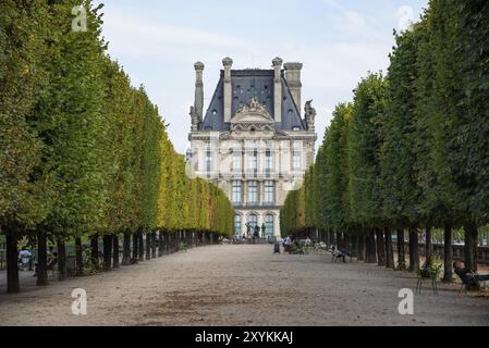 Paris, frankreich. August 2022. Jardin des Tuilleries mit Blick auf die Ecole du Louvre in Paris Stockfoto