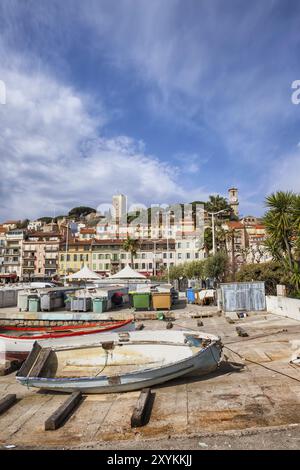 Cannes City Skyline auf Côte d'Azur in Frankreich, Le Suquet Altstadt vom Kai von Le Vieux Port Stockfoto