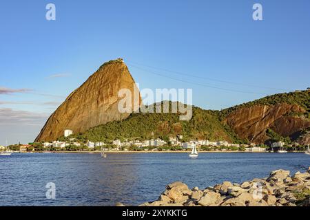 Anzeigen von Botafogo Bucht mit Wasser und Boote, Zuckerhut Hill und Urca Bezirk Stockfoto