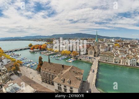 Zürich Schweiz, Skyline von Grossmunster aus mit Blick auf die Stadt und Herbstlaub Stockfoto