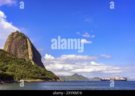 Hill of Sugar Loaf und Red Beach aus Urca, Rio de Janeiro, Brasilien, Südamerika Stockfoto