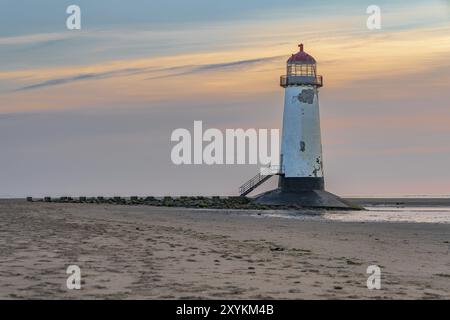 Abend Wolken am Leuchtturm in der Nähe von Ayr Talacre, Flintshire, Wales, Großbritannien Stockfoto