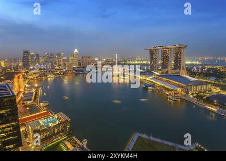 Singapur Skyline aus der Vogelperspektive bei Nacht, Marina Bay, Singapur, Asien Stockfoto