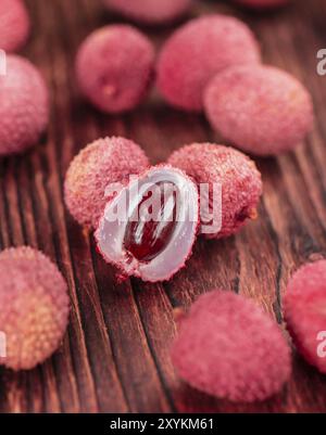 Portion frischer Litschi (Nahaufnahme, selektiver Fokus) Stockfoto