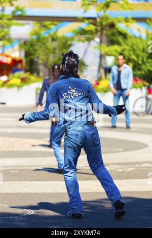 TOKIO, JAPAN, 26. JUNI 2016: Die Rückseite des Rockabilly Dancing man in voller jeans-Outfit und abgeschnittenen Haaren spielt wöchentlich im Yo Rock and Roll der 50er Jahre Stockfoto