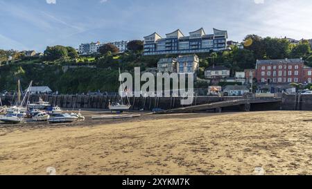 Ilfracombe, Devon, England, Vereinigtes Königreich, 28. September, 2018: Blick vom Quay über den Hafen in Richtung Hillsborough Terrace Stockfoto