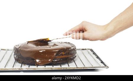 Konditor zu letzten Schliff eine Sacher Schokoladen-Kuchen mit Zuckerguss Stockfoto