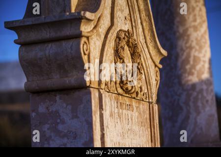 Gravierter Blumenkranz auf einem Grabstein Stockfoto