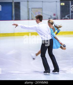 BERLIN, 11. OKTOBER: Ramona Grimm und Markus Koenig beim Ice Dance Test Wettbewerb am 11. Oktober 2014 in Berlin. Reicht von Anfang Stockfoto