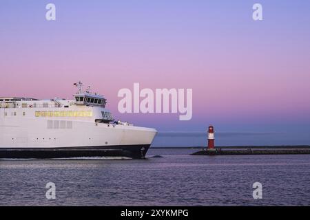 Pier und Fähre an der Ostseeküste in Warnemünde Stockfoto