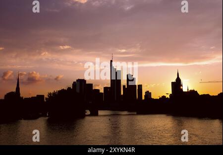 Silhouetten der Architektur von Frankfurt am Main bei Sonnenuntergang Stockfoto