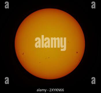 Volle Sonnenscheibe am 30. August 2024. Die Sonnenoberfläche ist mit großen Sonnenflecken gespickt in diesem Solarteleskop-Bild, das aus London, Großbritannien, aufgenommen wurde. Stockfoto