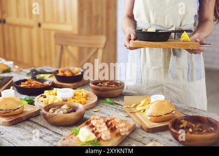 Kellnerin mit Pfanne. Speisenausgabe. Nahaufnahme Stockfoto