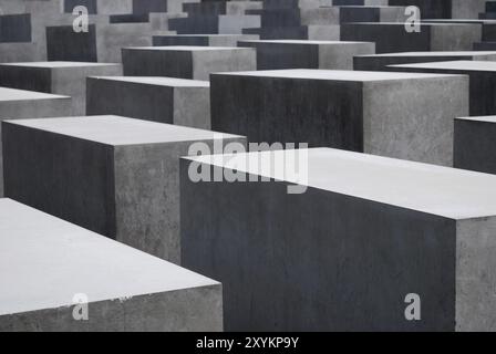 Graue Betonblöcke der Holocaust-Gedenkstätte in berlin Stockfoto