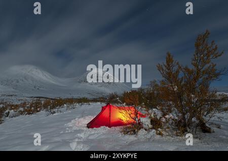 Beleuchtetes Zelt bei hellem Mondlicht im Doeralen Valley, Rondane National Park, Hedmark Fylke, Norwegen, September 2010, Europa Stockfoto